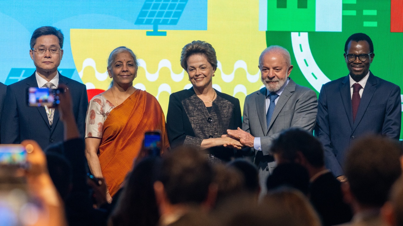 Capa: Opening session of the 10th Annual Meeting of the New Development Bank — Image: Douglas Schineidr / Agência Brasil