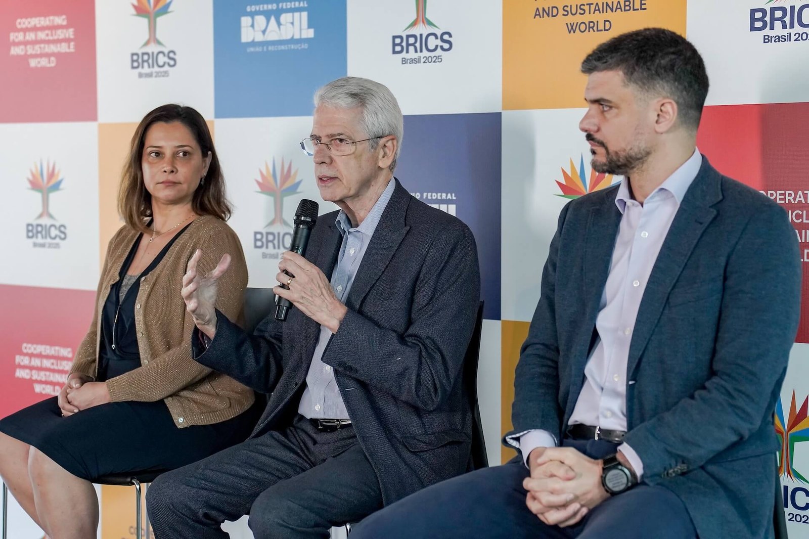 Alongside Adriana Thomé and Caetano Penna, Fernando Rizzo provides details on the seminar about Technological Foresight. | Photo: Rafa Neddermeyer/Audiovisual BRICS Brasil