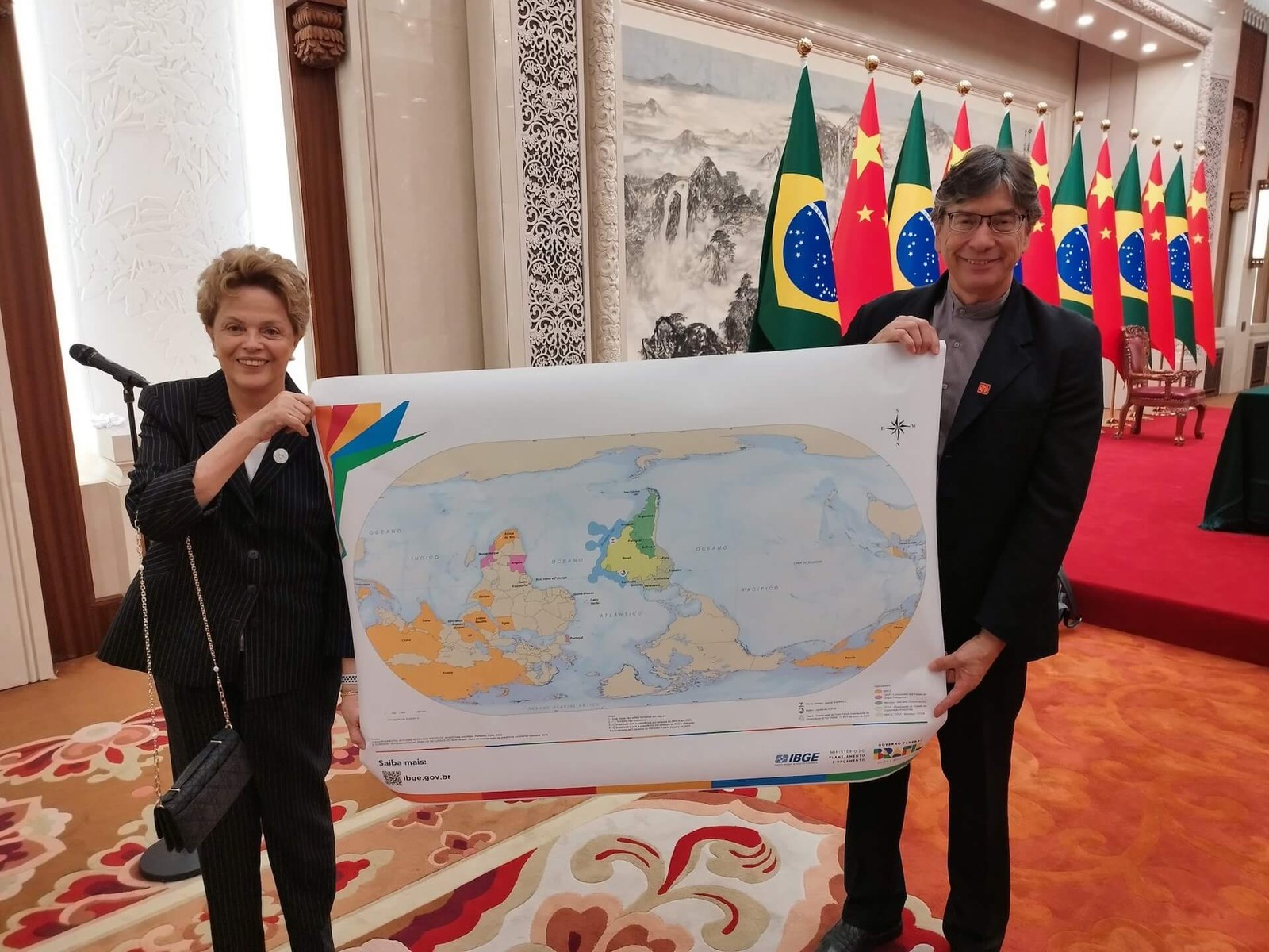 Dilma Rousseff received the map from the hands of IBGE President Márcio Pochmann. Image: Disclosure/X
