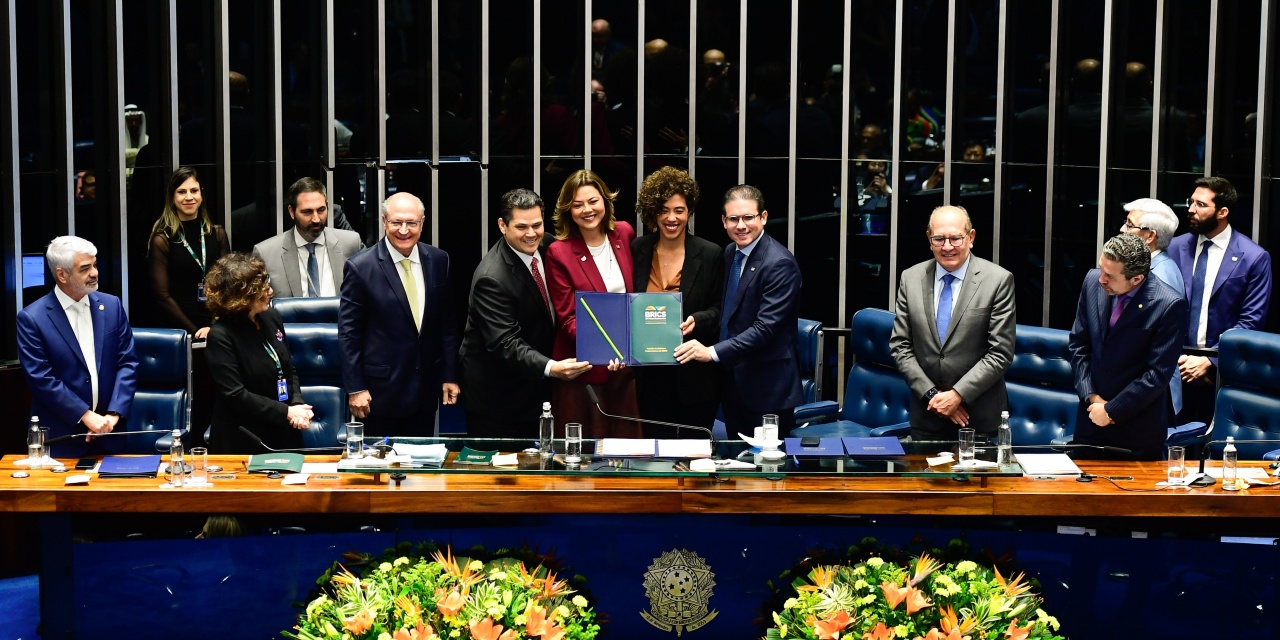 Mulheres parlamentares entregaram síntese dos debates e solicitaram que o documento final do Fórum contemple as pautas femininas - Foto: Saulo Cruz / Agência Senado