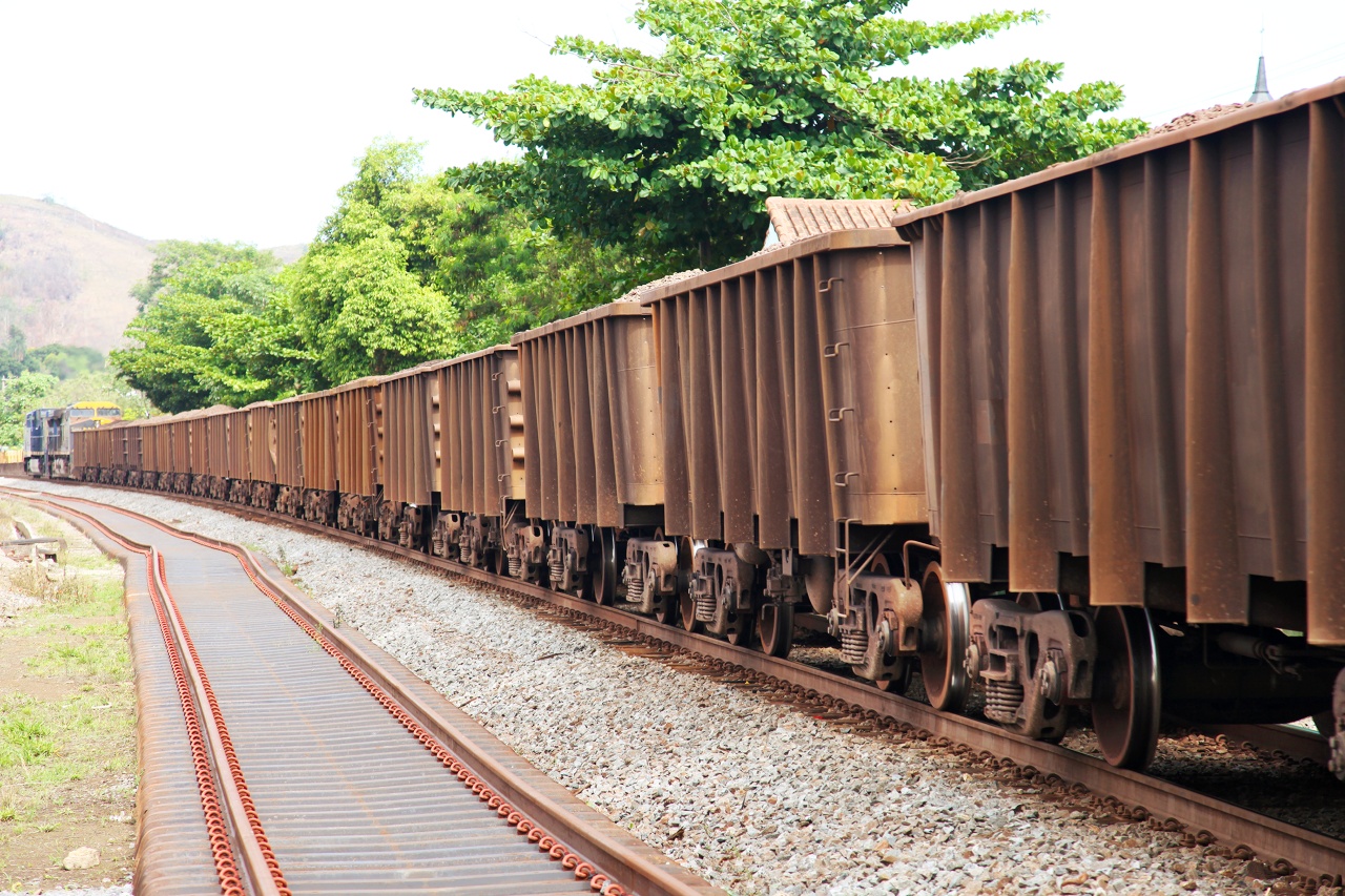 Linhas férreas com trem de cargas - Crédito: luoman / Getty Images