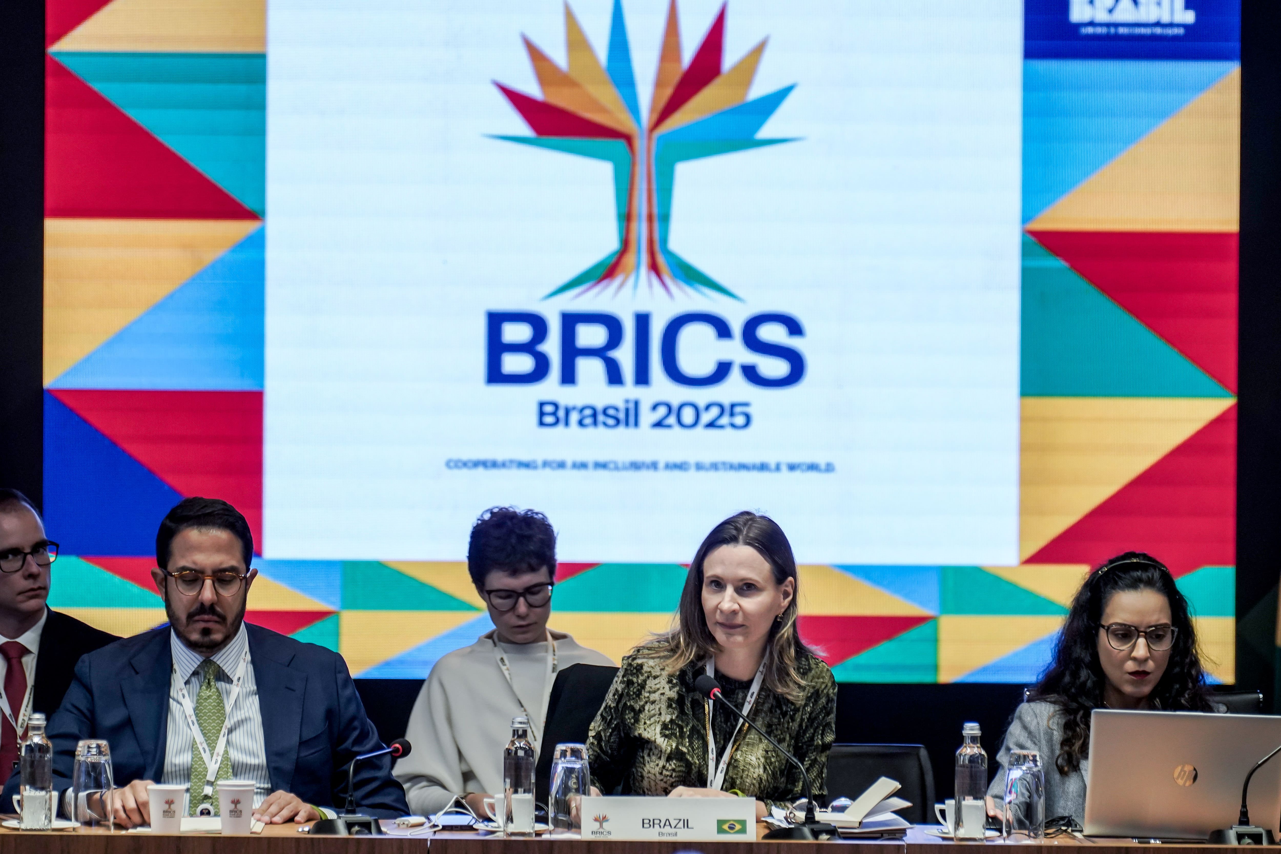 Embaixadora Paula Barboza ajuda a costurar os últimos detalhes para a Cúpula de Líderes, durante a reunião de Sherpas. Foto: Rafa Neddermeyer/BRICS Brasil/PR