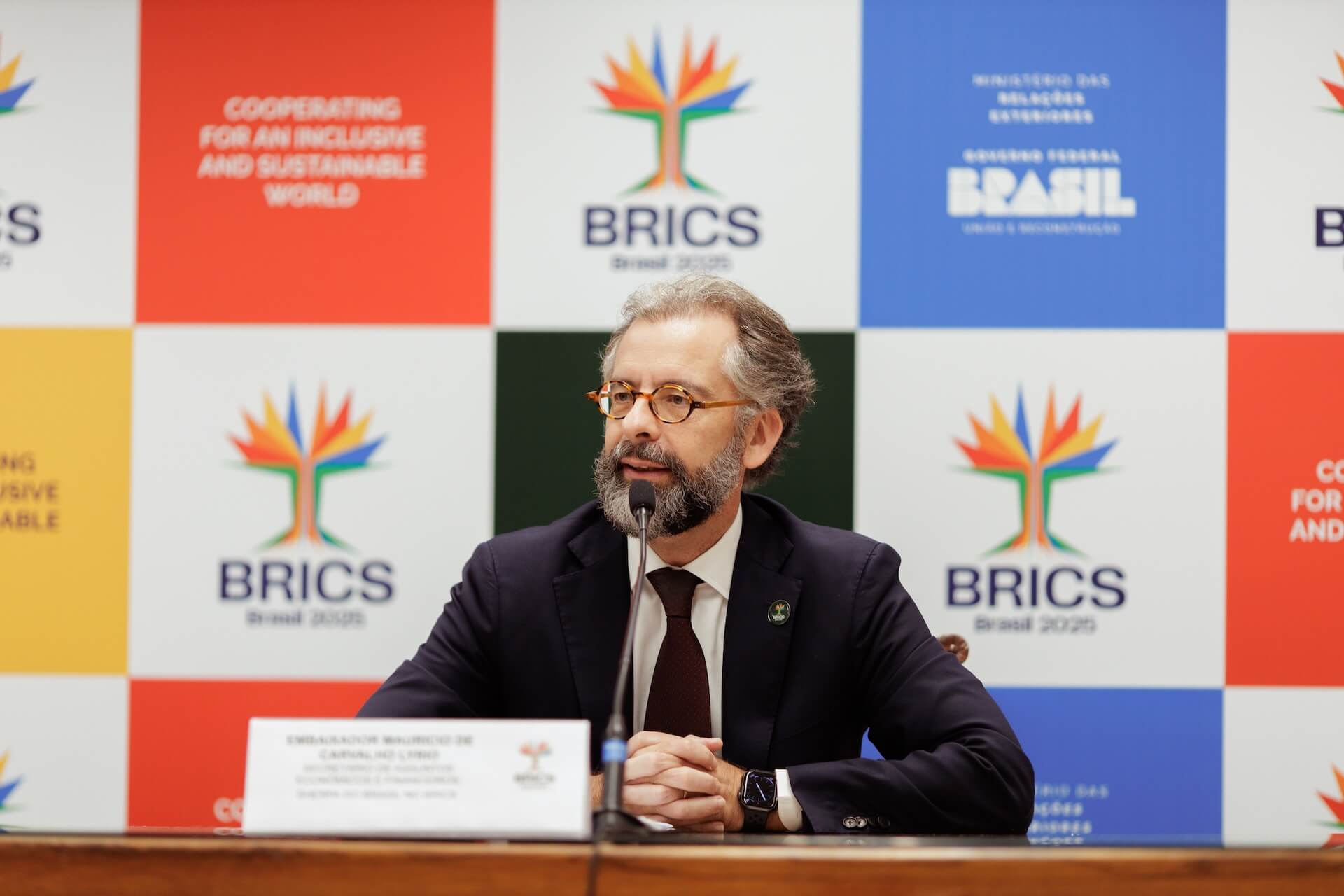 Embaixador e sherpa do BRICS, Mauricio Lyrio, em coletiva de imprensa sobre a 1ª Reunião de Sherpas, sob a presidência brasileira | Foto: Isabela Castilho/BRICS Brasil