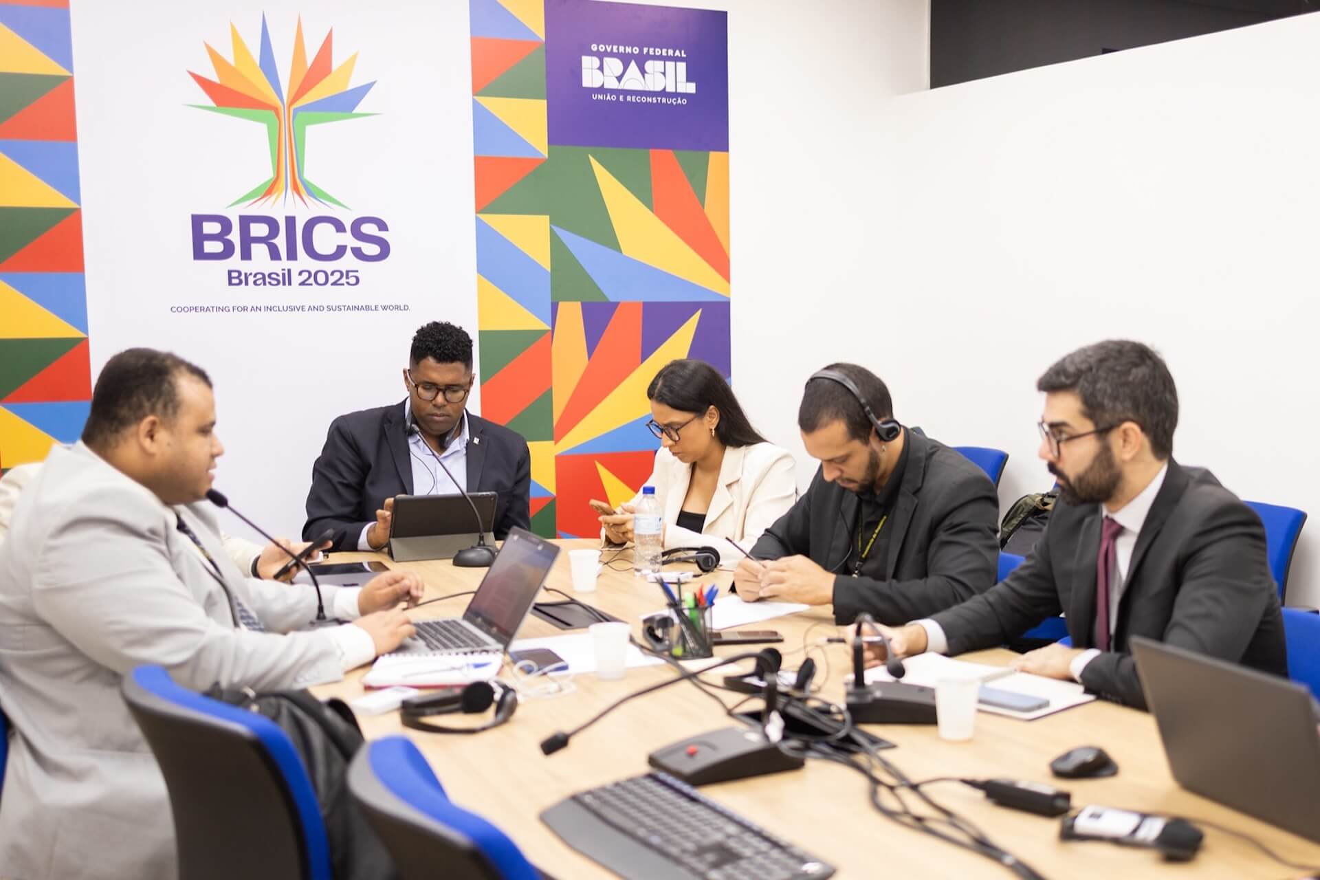 Reuniões da juventude ocorreram por videochamada, coordenadas a partir da sede do BRICS em Brasília | Foto: Isabela Castilho/BRICS Brasil