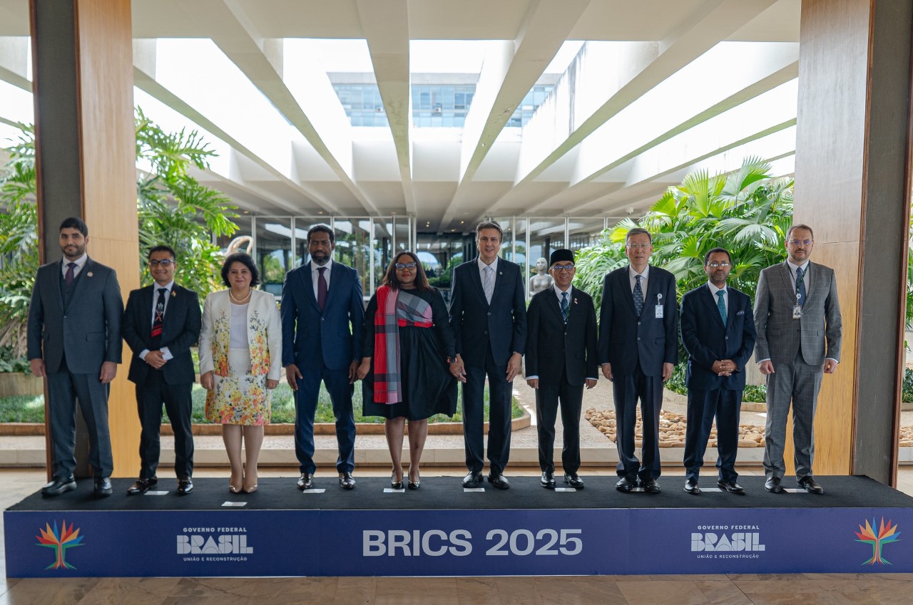 Ministros da Educação dos países do BRICS posam para foto de família no Palácio Itamaraty