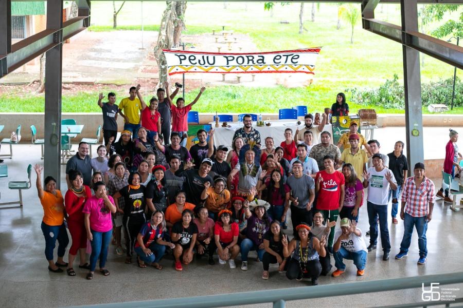 Estudantes indígenas reunidos no Centro de Convivência da UFGD. Faixa em guarani deseja "boas-vindas". Foto: Divulgação/Universidade da Grande Dourados