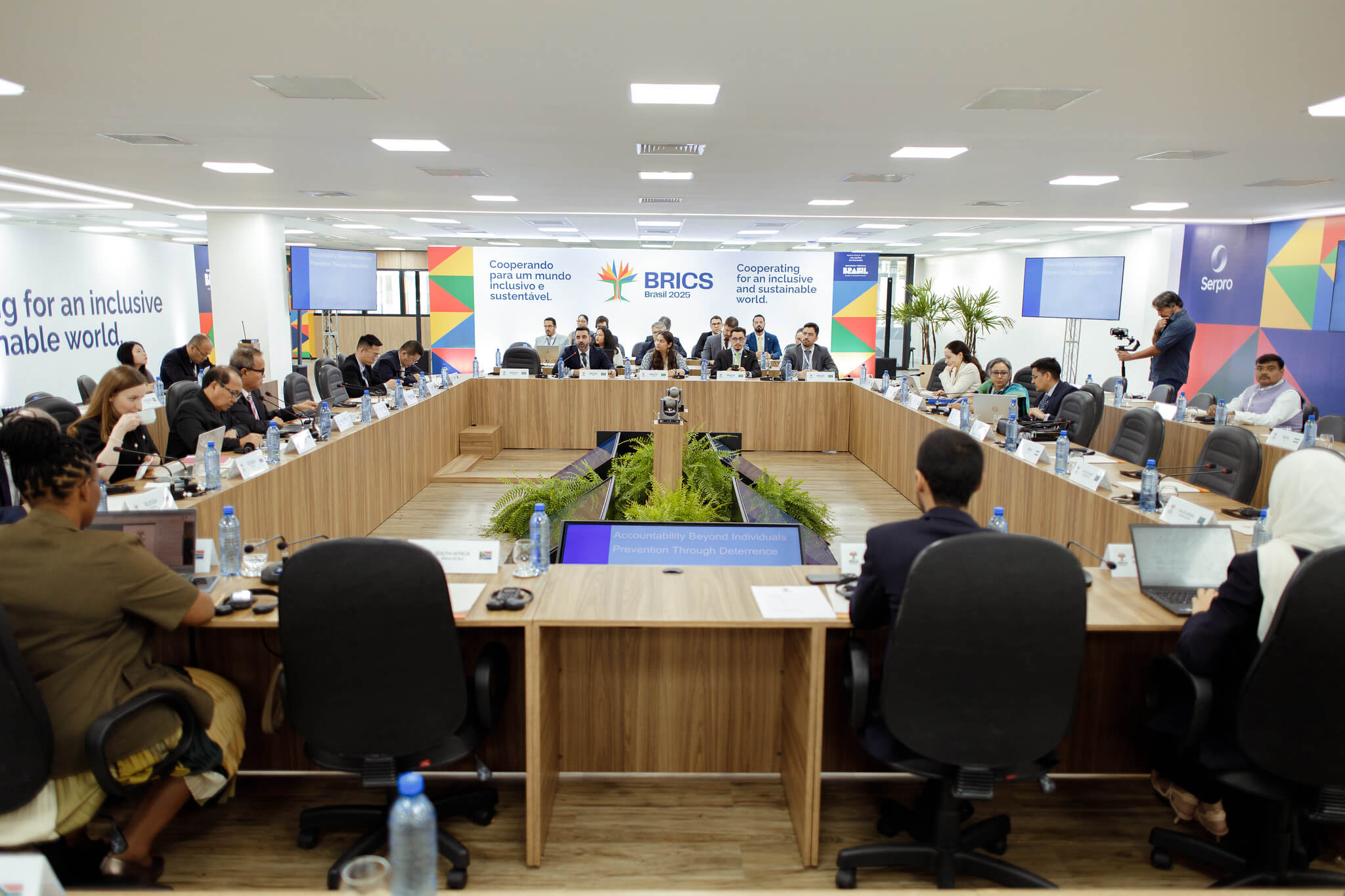 Elizabeth Cosmo apresentou ao BRICS a Alice — uma ferramenta de inteligência artificial para estados e municípios identificarem licitações com suspeitas de irregularidades | Isabela Castilho | BRICS Brasil