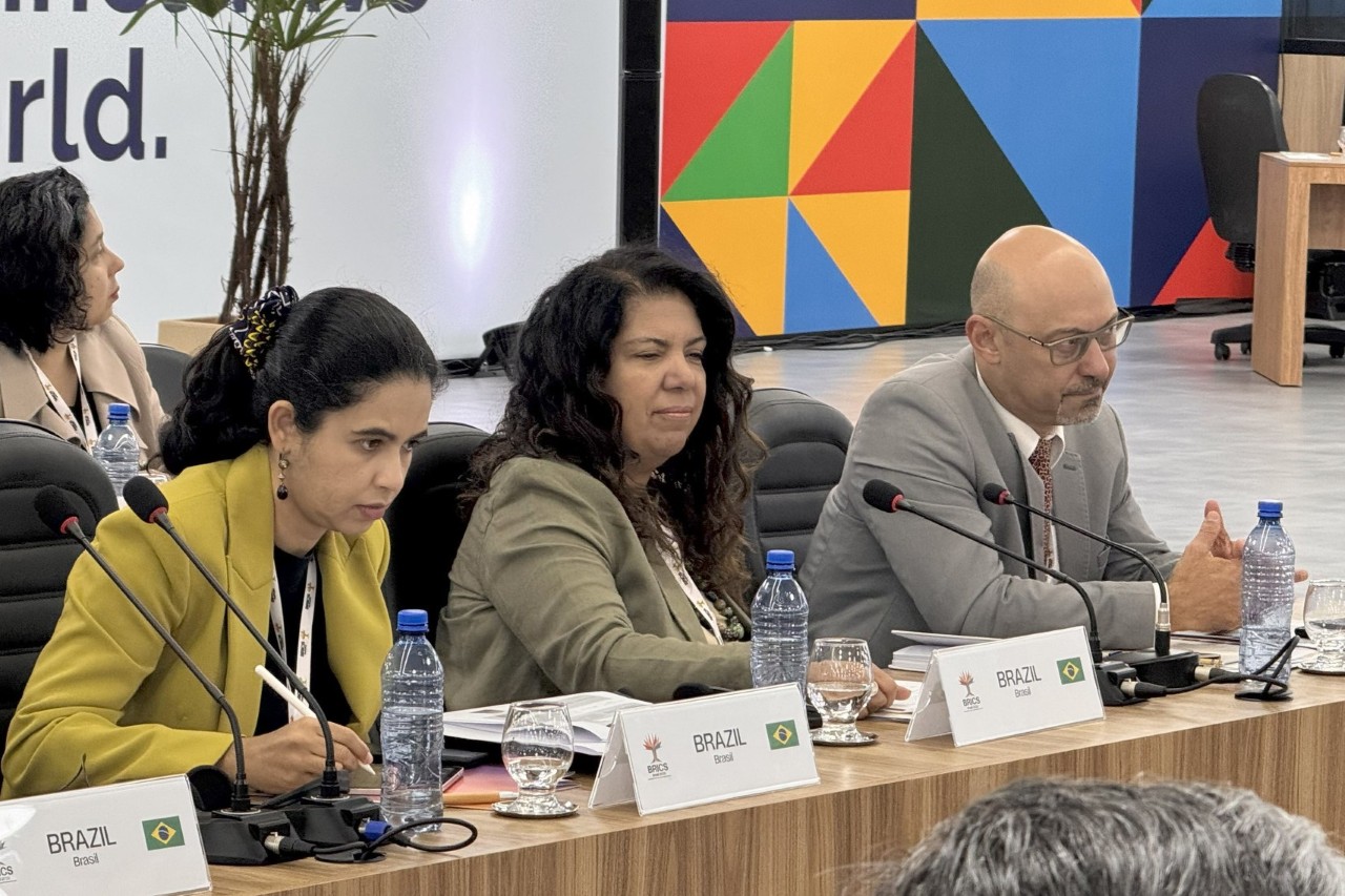 Luciana Servo, presidente do Ipea (ao centro) diz que o Fórum amplia o diálogo entre think tanks e governos do BRICS para construir políticas públicas baseadas em evidências - Foto: Fabiano Ribeiro / BRICS Brasil
