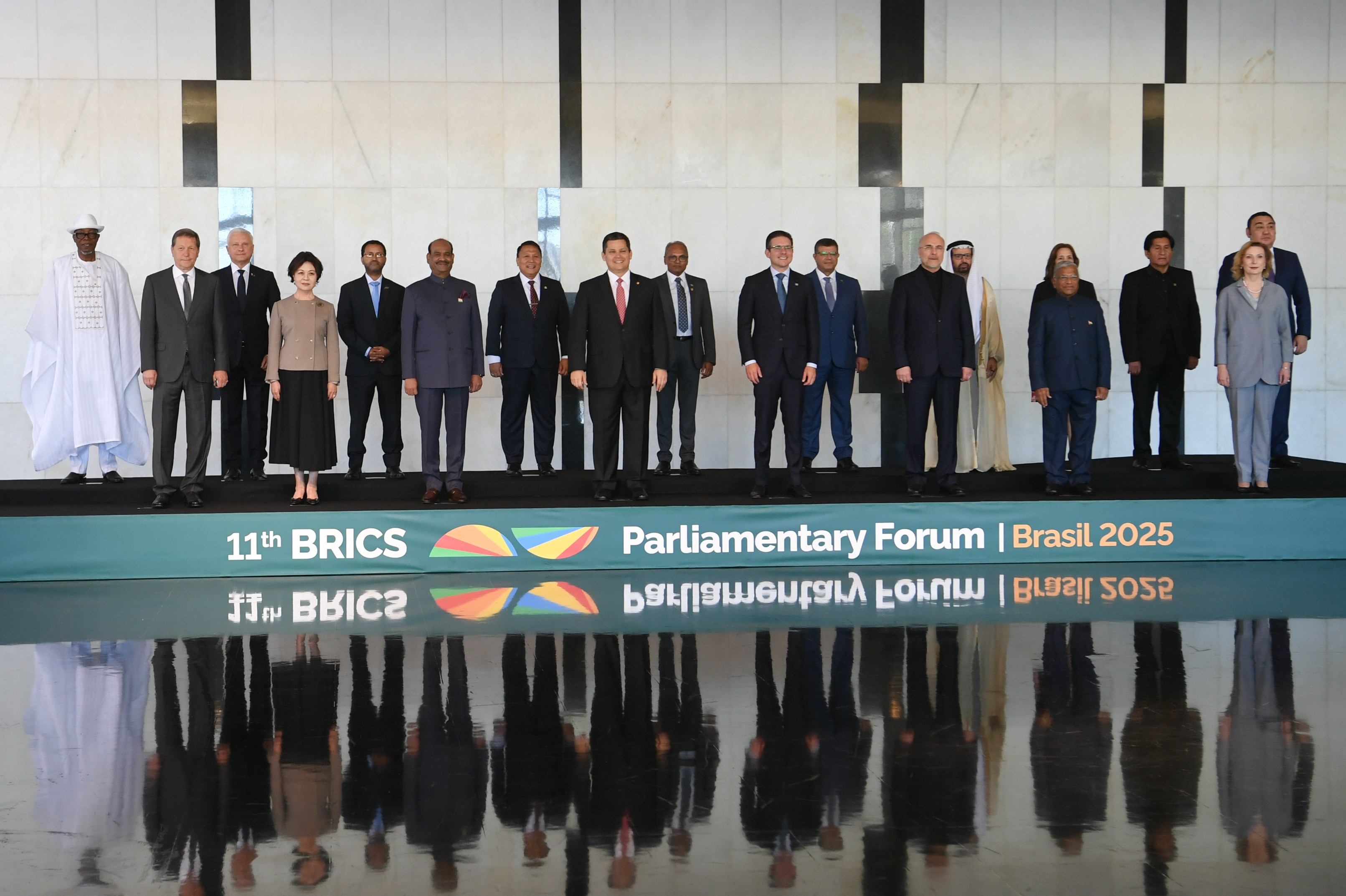 Foto oficial com membros do 11º Fórum Parlamentar do BRICS Brasil 2025 - Foto: Jonas Pereira / Agência Senado