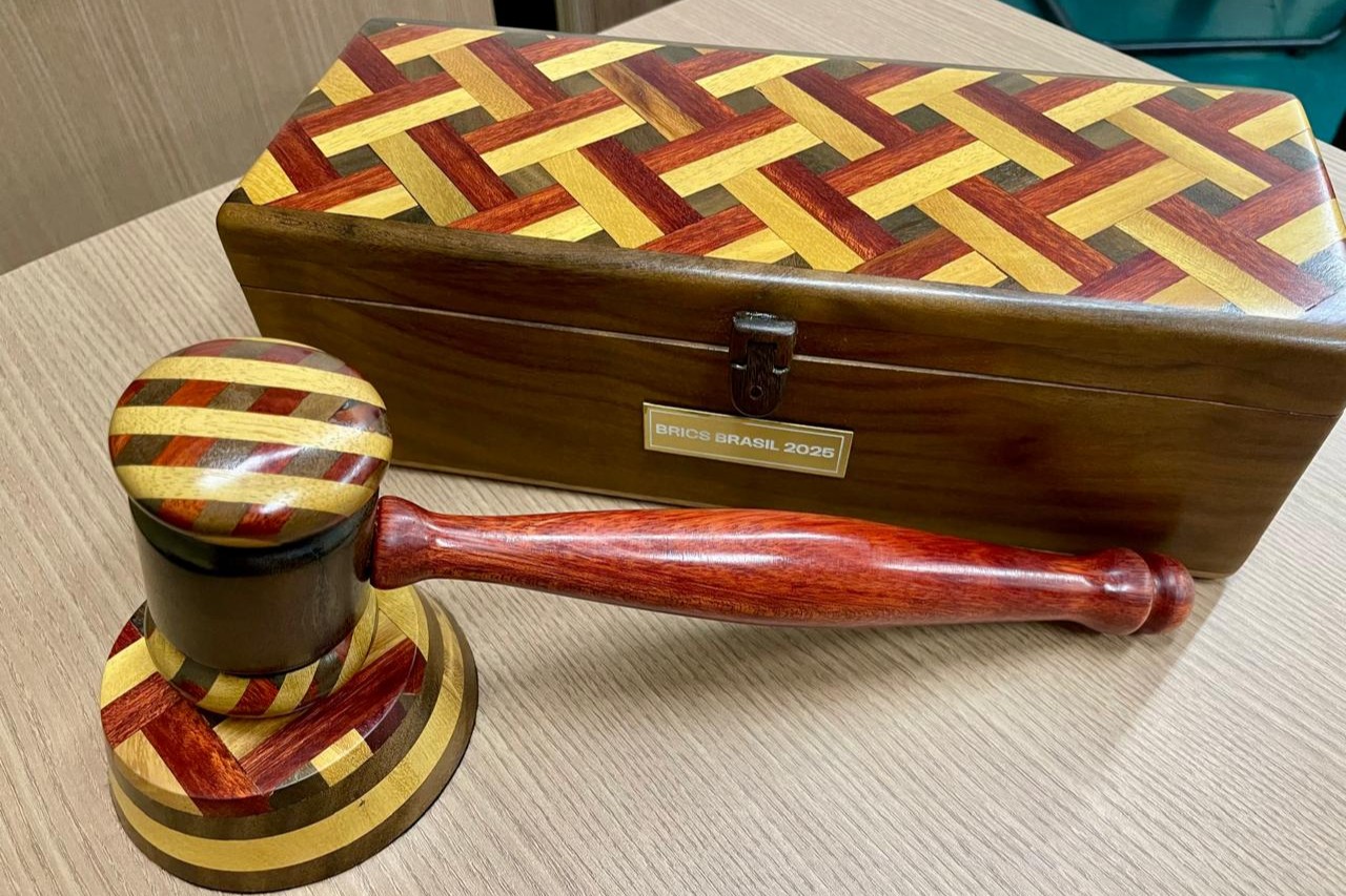 O martelo feito pelo Brasil para a Índia foi produzido com madeira reaproveitada da Amazônia, por meio de um projeto com a comunidade local. Foto: Divulgação