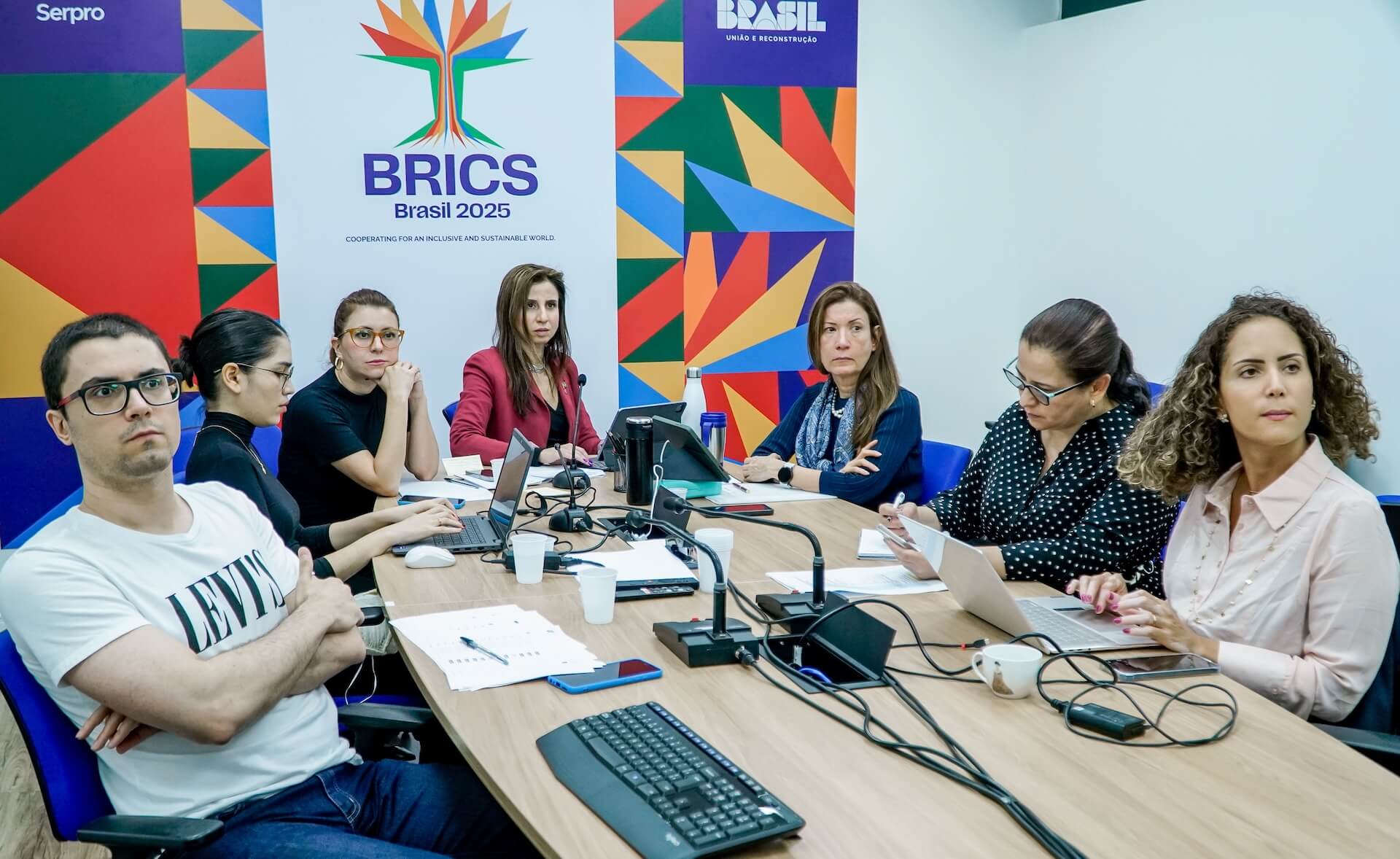 Reunião técnica do BRICS sobre trabalho e emprego. Ao centro, de blazer vermelho, Maíra Lacerda, chefe da Assessoria Internacional do Ministério do Trabalho e Emprego. Crédito: Audiovisual BRICS Brasil.